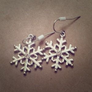 Silver snowflake earring with diamond center