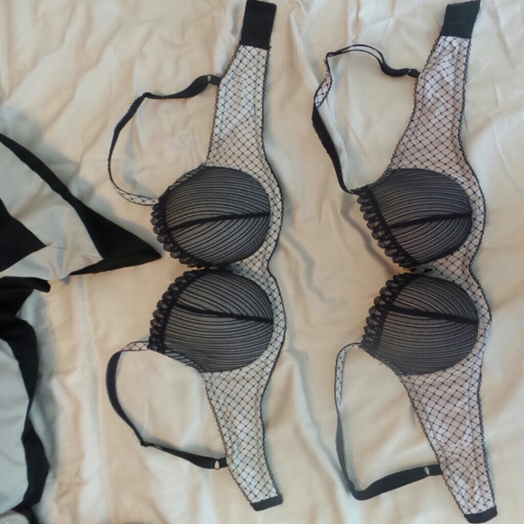 Top white 34dd    bottom pale pink 34d