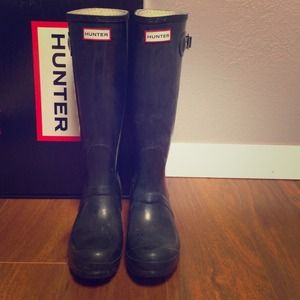 Hunter original gloss black rain boots.