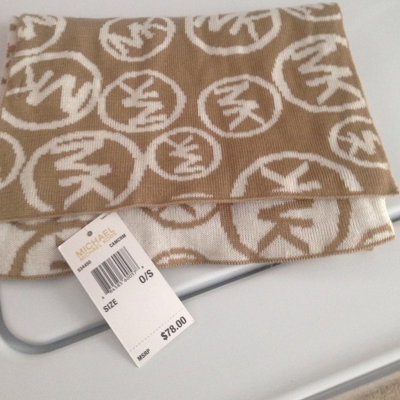 Michael Kors scarf & hat - Picture 1 of 4
