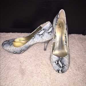 snakeskin print 2.5 inch heels🐍
