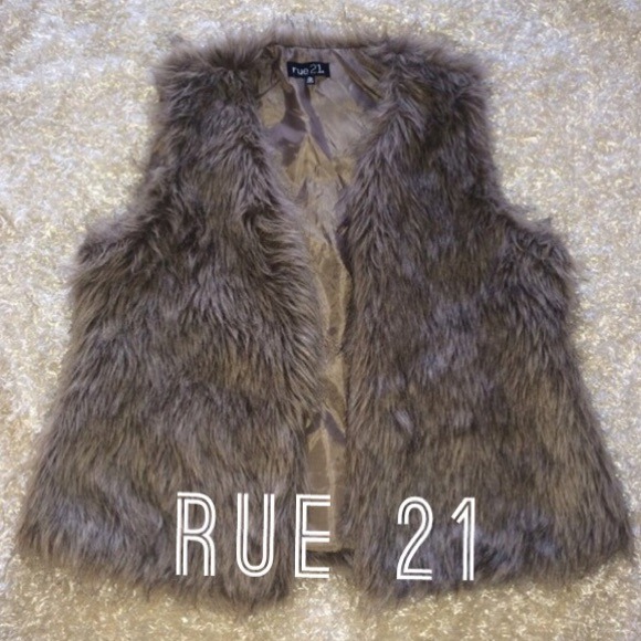 Rue21 Outerwear - ✨HP 1/25✨🔸️Rue 21 Fur Vest🔸️NWOT