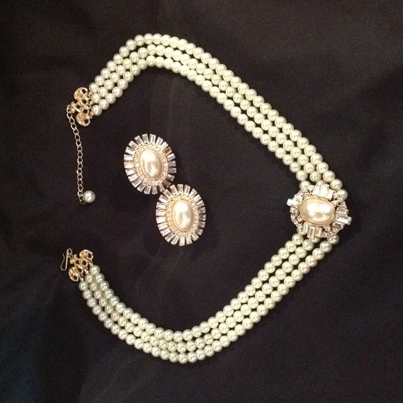 Pearl and righnstone set