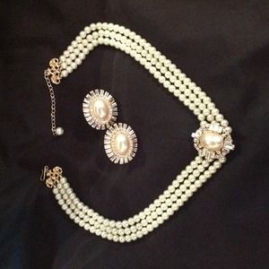 Pearl and righnstone set