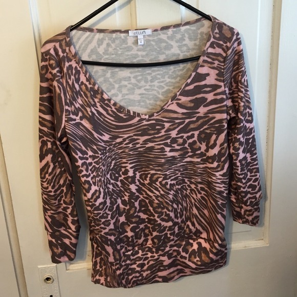 Size medium printed, soft sweater! - Picture 1 of 3