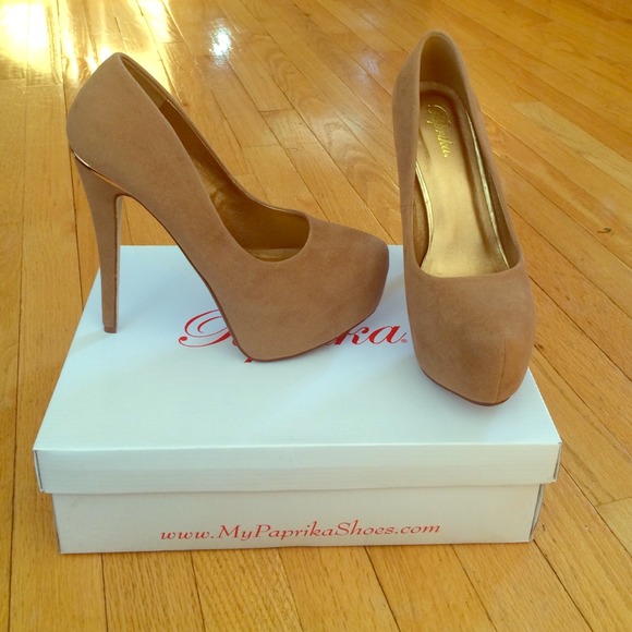 Nude pumps with gold details