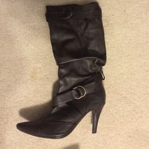 Brown pointed toe boot