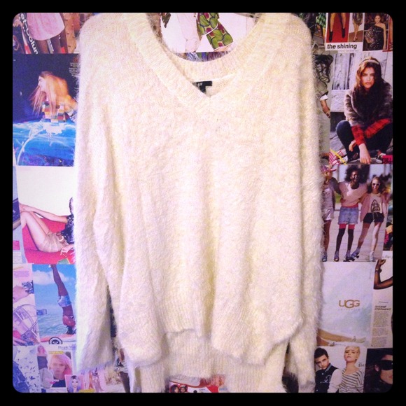 Super cute BRAND NEW H&M fuzzy oversized sweater