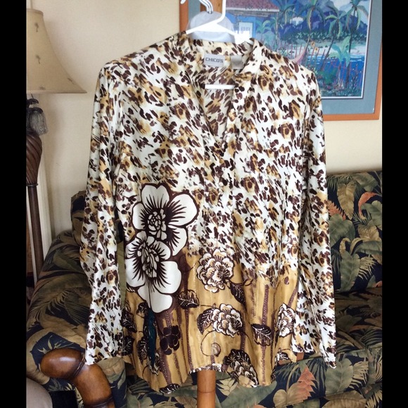 Chicos top.   New.  Med.