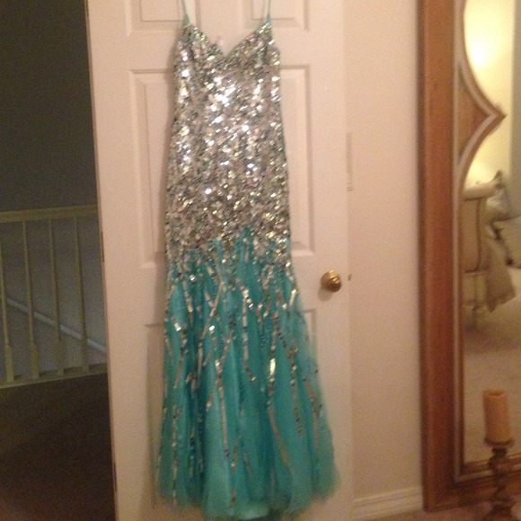 macduggal  Dresses & Skirts - Macduggal elegant dress.