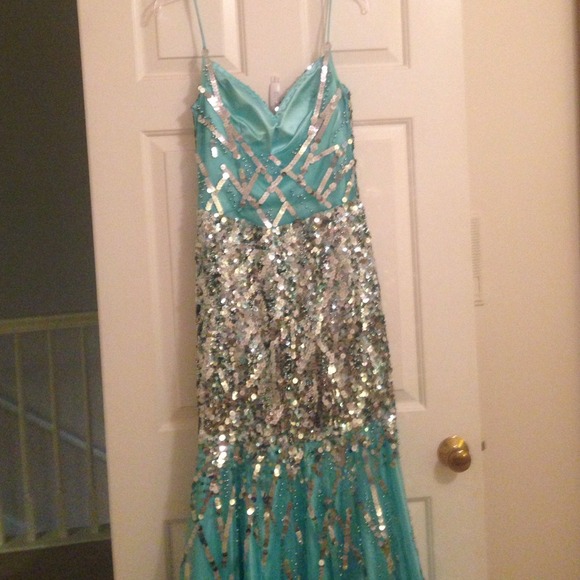 Macduggal elegant dress. - Picture 2 of 3