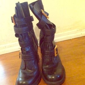 🎁💯 Authentic Tory Burch bleach & gold boots