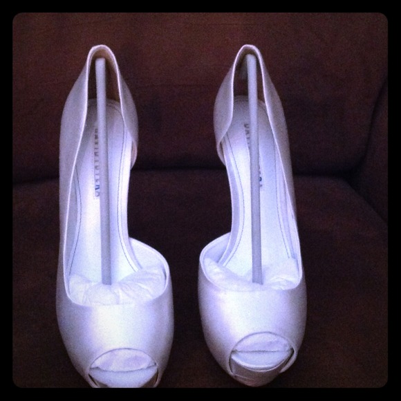 Brand new gorgeous David Tutera 5 inch white heels