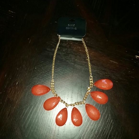 Short large beaded necklace - coral