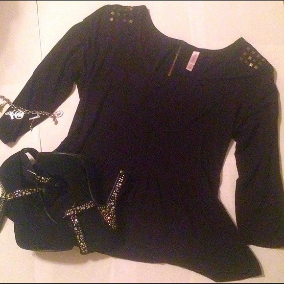 .SALE !! 🎀 3/4 Length Black Peplum Top