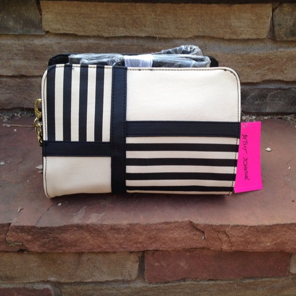 Betsey Johnson Handbags - 💥1/18💥Betsey Johnson Nod 2 Mod Black & White Bag