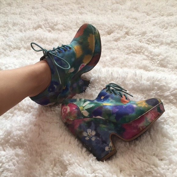 Ecote Shoes - 💐adorable floral platform shoes with laces! 💐