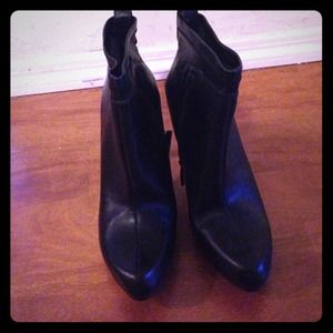 🎋🎉🎋Brand new Nine West Black Booties