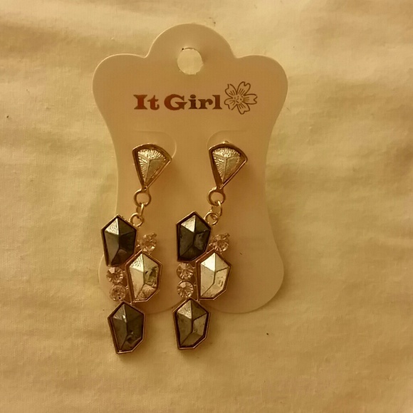 Earings - Picture 1 of 1