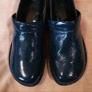 Born Navy patent leather size 10