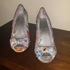 Covington floral wedges