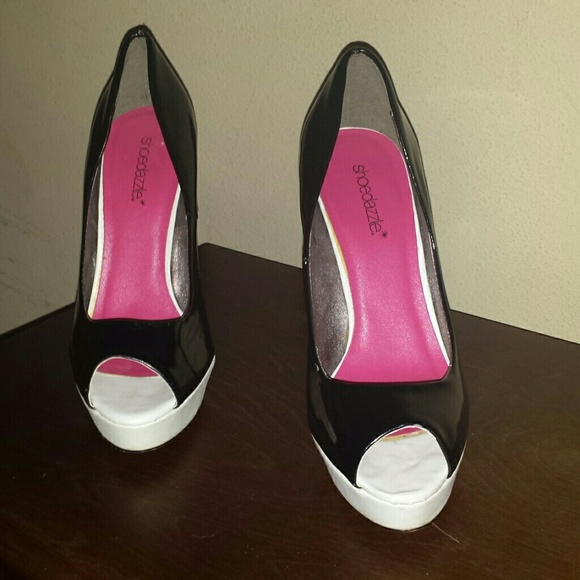 Shoe dazzle black and white platform heels