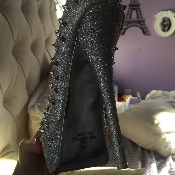 Heels - Picture 3 of 4