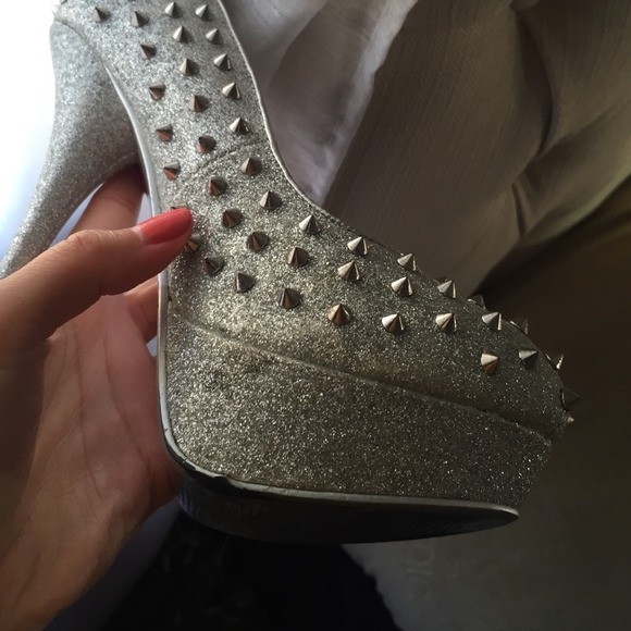 Heels - Picture 4 of 4