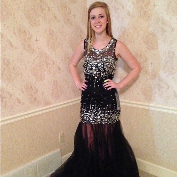 Prom dress - Picture 1 of 4