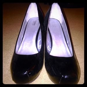 Black pumps