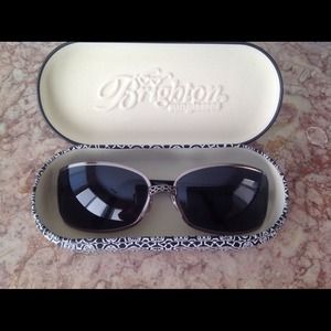 Sunglasses lady of Seville