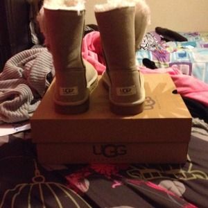 Short bailey button cream colored uggs