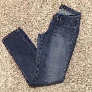 Denim skinny jeans-Curvy cut.