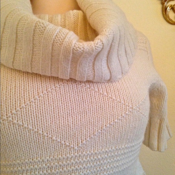 AE Short-Sleeve Sweater - Picture 2 of 4