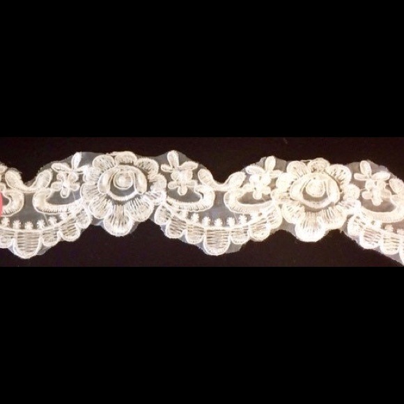 Fingertip Lace Wedding Veil - Picture 2 of 2