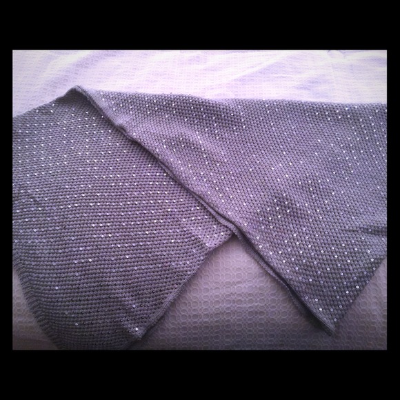 Beautiful Tahari sequenced grey scarf