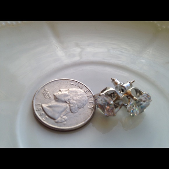 NEW Round Large Cubic Zirconia Post Stud Earring - Picture 3 of 4