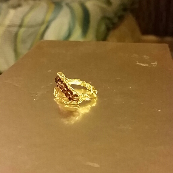 GOLD WIRE RING WITH GLASS PURPLE BEAD