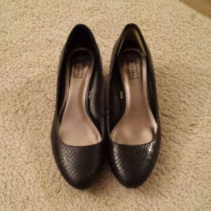Black textured wedged flats