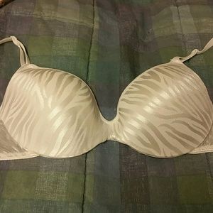 Maidenform Bra. SOLD IN BUNDLE.