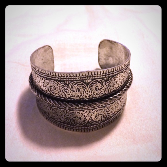 *Brand new* Silver bracelet cuff