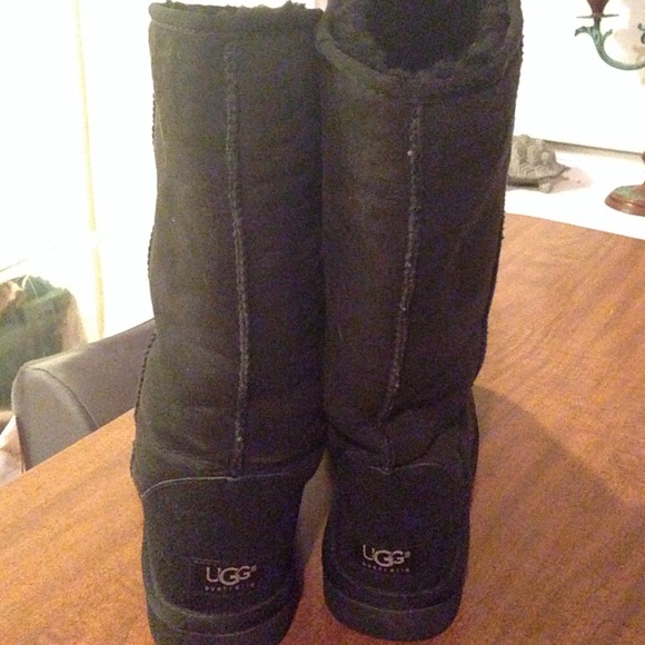 black classic uggs size 6 black classic uggs size 6