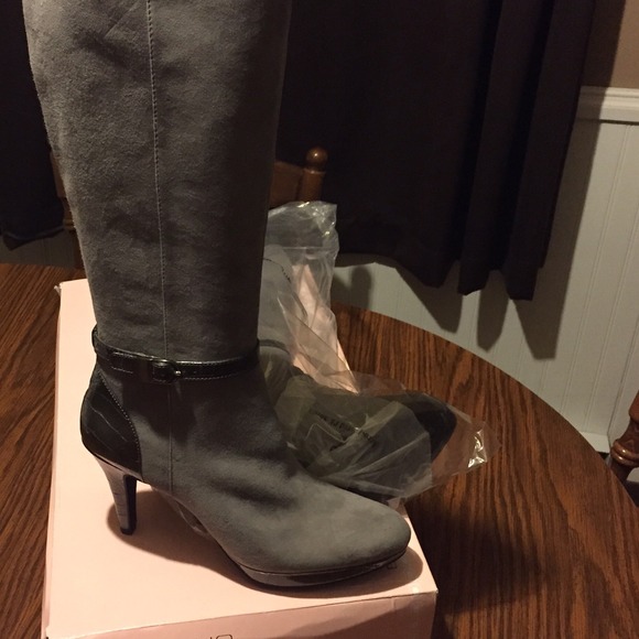 Grey suede and patent high boots - Picture 2 of 4