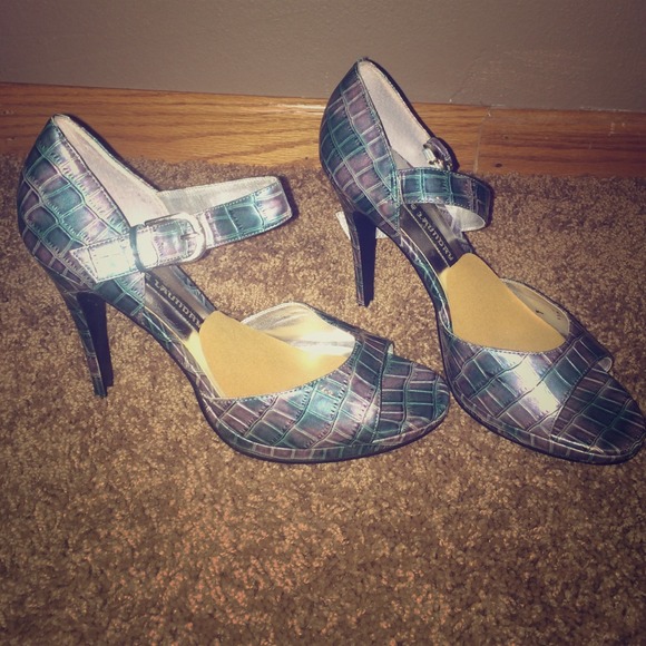 Size 8 heels! Chinese Laundry! worn once