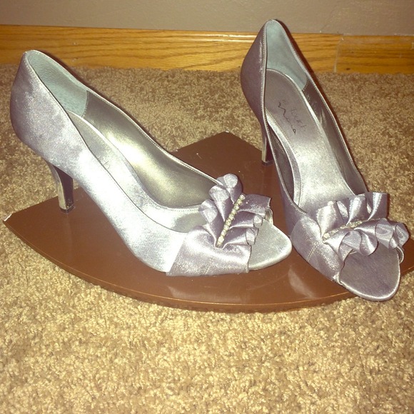Silver heels Size 8! The Touch of Nina