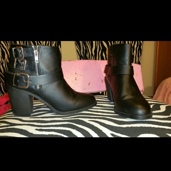H&m Divided buckle bootie