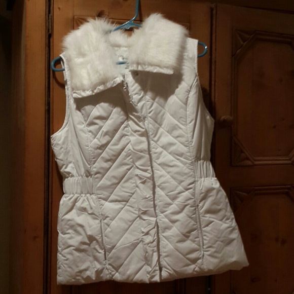 White puffy vest with faux furr neck