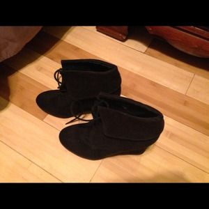 Im selling black wedges