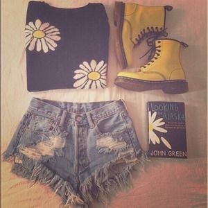 ❌SOLD❌ Brandy Melville Alicia's Daisies Knit