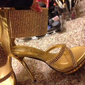 🔴 Sold 🔴reduced⬇️Gold shoes